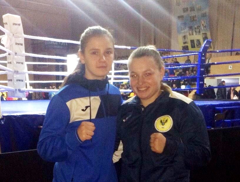 Каріна Вовк (зліва) перед фінальною частиною змагань